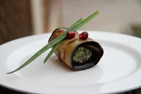 6 вкусных способов приготовить рулетики из баклажанов