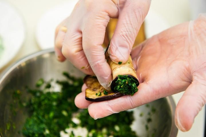 6 вкусных способов приготовить рулетики из баклажанов