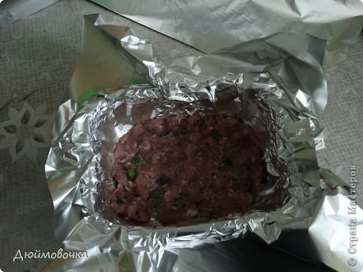 Здравствуйте! Я снова со вкусняшкой! :) Придумались такие котлеты давно, мама назвала их "котлеты по-капитански" по аналогии со всем известным "мясом по-капитански", а муж ласково называет "завертон" :)) Получается ооочень вкусно, нежно и сочно! Малышу я всегда делаю "лайт-вариант" с меньшим количеством сыра, со сметаной вместо майонеза и поменьше аллергенных или кислых овощей, типа помидора, и конечно фарш для него делаю тоже "лайт" без перца, чеснока и с меньшим количеством соли, лука и зелени. фото 10