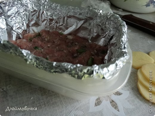 Здравствуйте! Я снова со вкусняшкой! :) Придумались такие котлеты давно, мама назвала их "котлеты по-капитански" по аналогии со всем известным "мясом по-капитански", а муж ласково называет "завертон" :)) Получается ооочень вкусно, нежно и сочно! Малышу я всегда делаю "лайт-вариант" с меньшим количеством сыра, со сметаной вместо майонеза и поменьше аллергенных или кислых овощей, типа помидора, и конечно фарш для него делаю тоже "лайт" без перца, чеснока и с меньшим количеством соли, лука и зелени. фото 11