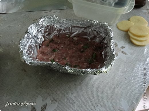 Здравствуйте! Я снова со вкусняшкой! :) Придумались такие котлеты давно, мама назвала их "котлеты по-капитански" по аналогии со всем известным "мясом по-капитански", а муж ласково называет "завертон" :)) Получается ооочень вкусно, нежно и сочно! Малышу я всегда делаю "лайт-вариант" с меньшим количеством сыра, со сметаной вместо майонеза и поменьше аллергенных или кислых овощей, типа помидора, и конечно фарш для него делаю тоже "лайт" без перца, чеснока и с меньшим количеством соли, лука и зелени. фото 12