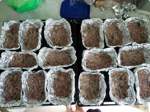 Здравствуйте! Я снова со вкусняшкой! :) Придумались такие котлеты давно, мама назвала их "котлеты по-капитански" по аналогии со всем известным "мясом по-капитански", а муж ласково называет "завертон" :)) Получается ооочень вкусно, нежно и сочно! Малышу я всегда делаю "лайт-вариант" с меньшим количеством сыра, со сметаной вместо майонеза и поменьше аллергенных или кислых овощей, типа помидора, и конечно фарш для него делаю тоже "лайт" без перца, чеснока и с меньшим количеством соли, лука и зелени. фото 13