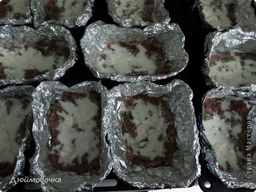Здравствуйте! Я снова со вкусняшкой! :) Придумались такие котлеты давно, мама назвала их "котлеты по-капитански" по аналогии со всем известным "мясом по-капитански", а муж ласково называет "завертон" :)) Получается ооочень вкусно, нежно и сочно! Малышу я всегда делаю "лайт-вариант" с меньшим количеством сыра, со сметаной вместо майонеза и поменьше аллергенных или кислых овощей, типа помидора, и конечно фарш для него делаю тоже "лайт" без перца, чеснока и с меньшим количеством соли, лука и зелени. фото 14