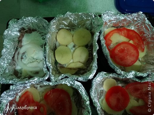 Здравствуйте! Я снова со вкусняшкой! :) Придумались такие котлеты давно, мама назвала их "котлеты по-капитански" по аналогии со всем известным "мясом по-капитански", а муж ласково называет "завертон" :)) Получается ооочень вкусно, нежно и сочно! Малышу я всегда делаю "лайт-вариант" с меньшим количеством сыра, со сметаной вместо майонеза и поменьше аллергенных или кислых овощей, типа помидора, и конечно фарш для него делаю тоже "лайт" без перца, чеснока и с меньшим количеством соли, лука и зелени. фото 16