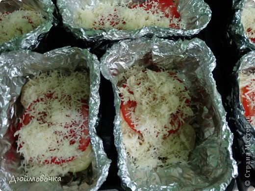 Здравствуйте! Я снова со вкусняшкой! :) Придумались такие котлеты давно, мама назвала их "котлеты по-капитански" по аналогии со всем известным "мясом по-капитански", а муж ласково называет "завертон" :)) Получается ооочень вкусно, нежно и сочно! Малышу я всегда делаю "лайт-вариант" с меньшим количеством сыра, со сметаной вместо майонеза и поменьше аллергенных или кислых овощей, типа помидора, и конечно фарш для него делаю тоже "лайт" без перца, чеснока и с меньшим количеством соли, лука и зелени. фото 17