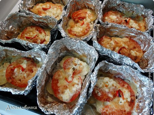 Здравствуйте! Я снова со вкусняшкой! :) Придумались такие котлеты давно, мама назвала их "котлеты по-капитански" по аналогии со всем известным "мясом по-капитански", а муж ласково называет "завертон" :)) Получается ооочень вкусно, нежно и сочно! Малышу я всегда делаю "лайт-вариант" с меньшим количеством сыра, со сметаной вместо майонеза и поменьше аллергенных или кислых овощей, типа помидора, и конечно фарш для него делаю тоже "лайт" без перца, чеснока и с меньшим количеством соли, лука и зелени. фото 19