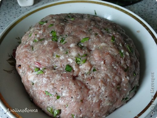 Здравствуйте! Я снова со вкусняшкой! :) Придумались такие котлеты давно, мама назвала их "котлеты по-капитански" по аналогии со всем известным "мясом по-капитански", а муж ласково называет "завертон" :)) Получается ооочень вкусно, нежно и сочно! Малышу я всегда делаю "лайт-вариант" с меньшим количеством сыра, со сметаной вместо майонеза и поменьше аллергенных или кислых овощей, типа помидора, и конечно фарш для него делаю тоже "лайт" без перца, чеснока и с меньшим количеством соли, лука и зелени. фото 2