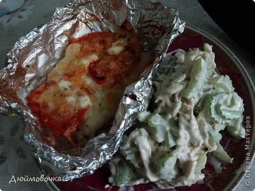 Здравствуйте! Я снова со вкусняшкой! :) Придумались такие котлеты давно, мама назвала их "котлеты по-капитански" по аналогии со всем известным "мясом по-капитански", а муж ласково называет "завертон" :)) Получается ооочень вкусно, нежно и сочно! Малышу я всегда делаю "лайт-вариант" с меньшим количеством сыра, со сметаной вместо майонеза и поменьше аллергенных или кислых овощей, типа помидора, и конечно фарш для него делаю тоже "лайт" без перца, чеснока и с меньшим количеством соли, лука и зелени. фото 20