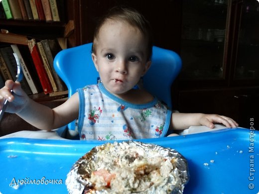 Здравствуйте! Я снова со вкусняшкой! :) Придумались такие котлеты давно, мама назвала их "котлеты по-капитански" по аналогии со всем известным "мясом по-капитански", а муж ласково называет "завертон" :)) Получается ооочень вкусно, нежно и сочно! Малышу я всегда делаю "лайт-вариант" с меньшим количеством сыра, со сметаной вместо майонеза и поменьше аллергенных или кислых овощей, типа помидора, и конечно фарш для него делаю тоже "лайт" без перца, чеснока и с меньшим количеством соли, лука и зелени. фото 21