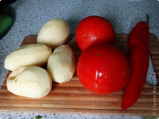 Здравствуйте! Я снова со вкусняшкой! :) Придумались такие котлеты давно, мама назвала их "котлеты по-капитански" по аналогии со всем известным "мясом по-капитански", а муж ласково называет "завертон" :)) Получается ооочень вкусно, нежно и сочно! Малышу я всегда делаю "лайт-вариант" с меньшим количеством сыра, со сметаной вместо майонеза и поменьше аллергенных или кислых овощей, типа помидора, и конечно фарш для него делаю тоже "лайт" без перца, чеснока и с меньшим количеством соли, лука и зелени. фото 3