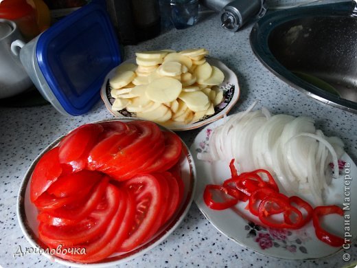 Здравствуйте! Я снова со вкусняшкой! :) Придумались такие котлеты давно, мама назвала их "котлеты по-капитански" по аналогии со всем известным "мясом по-капитански", а муж ласково называет "завертон" :)) Получается ооочень вкусно, нежно и сочно! Малышу я всегда делаю "лайт-вариант" с меньшим количеством сыра, со сметаной вместо майонеза и поменьше аллергенных или кислых овощей, типа помидора, и конечно фарш для него делаю тоже "лайт" без перца, чеснока и с меньшим количеством соли, лука и зелени. фото 4