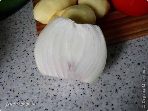 Здравствуйте! Я снова со вкусняшкой! :) Придумались такие котлеты давно, мама назвала их "котлеты по-капитански" по аналогии со всем известным "мясом по-капитански", а муж ласково называет "завертон" :)) Получается ооочень вкусно, нежно и сочно! Малышу я всегда делаю "лайт-вариант" с меньшим количеством сыра, со сметаной вместо майонеза и поменьше аллергенных или кислых овощей, типа помидора, и конечно фарш для него делаю тоже "лайт" без перца, чеснока и с меньшим количеством соли, лука и зелени. фото 5