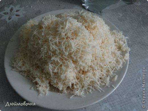 Здравствуйте! Я снова со вкусняшкой! :) Придумались такие котлеты давно, мама назвала их "котлеты по-капитански" по аналогии со всем известным "мясом по-капитански", а муж ласково называет "завертон" :)) Получается ооочень вкусно, нежно и сочно! Малышу я всегда делаю "лайт-вариант" с меньшим количеством сыра, со сметаной вместо майонеза и поменьше аллергенных или кислых овощей, типа помидора, и конечно фарш для него делаю тоже "лайт" без перца, чеснока и с меньшим количеством соли, лука и зелени. фото 6