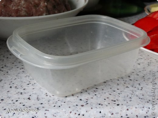 Здравствуйте! Я снова со вкусняшкой! :) Придумались такие котлеты давно, мама назвала их "котлеты по-капитански" по аналогии со всем известным "мясом по-капитански", а муж ласково называет "завертон" :)) Получается ооочень вкусно, нежно и сочно! Малышу я всегда делаю "лайт-вариант" с меньшим количеством сыра, со сметаной вместо майонеза и поменьше аллергенных или кислых овощей, типа помидора, и конечно фарш для него делаю тоже "лайт" без перца, чеснока и с меньшим количеством соли, лука и зелени. фото 8