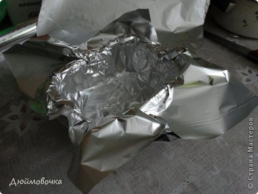 Здравствуйте! Я снова со вкусняшкой! :) Придумались такие котлеты давно, мама назвала их "котлеты по-капитански" по аналогии со всем известным "мясом по-капитански", а муж ласково называет "завертон" :)) Получается ооочень вкусно, нежно и сочно! Малышу я всегда делаю "лайт-вариант" с меньшим количеством сыра, со сметаной вместо майонеза и поменьше аллергенных или кислых овощей, типа помидора, и конечно фарш для него делаю тоже "лайт" без перца, чеснока и с меньшим количеством соли, лука и зелени. фото 9