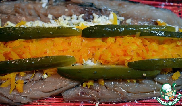 Рулет из скумбрии с морковью и яйцом