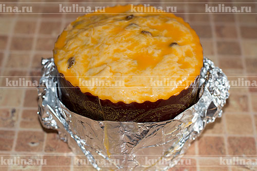 Когда кулич подойдет, смазать его желтком.