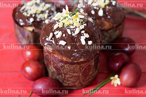 Смазать кулич шоколадной глазурью, украсить по своему вкусу и подать к столу. 