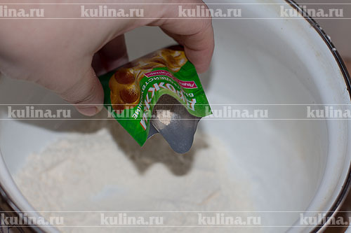 Взять кастрюлю, насыпать в нее 2 ст. л. муки и дрожжи.