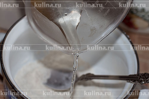 Влить в мучную смесь.