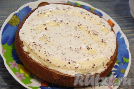 Залить бананы творожной массой.