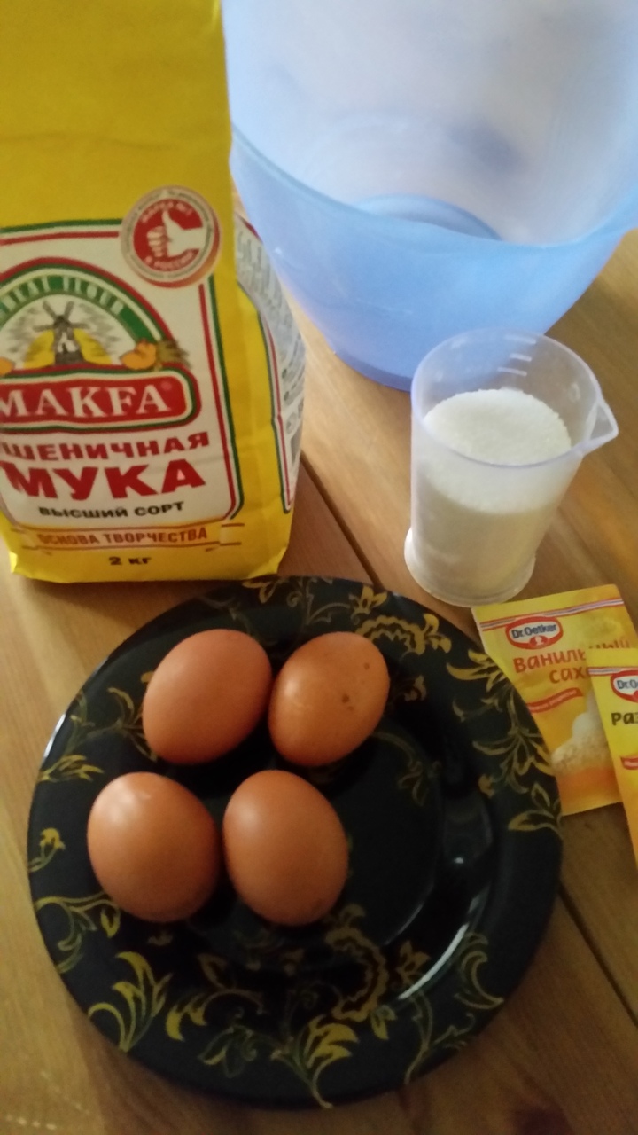 Нежный бисквитный торт с ананасами и взбитыми сливками