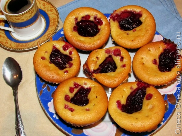 Вкусные творожные кексы со смородиновым джемом