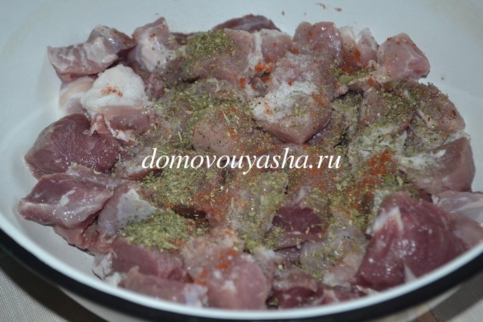 Гуляш из свинины с томатной подливой