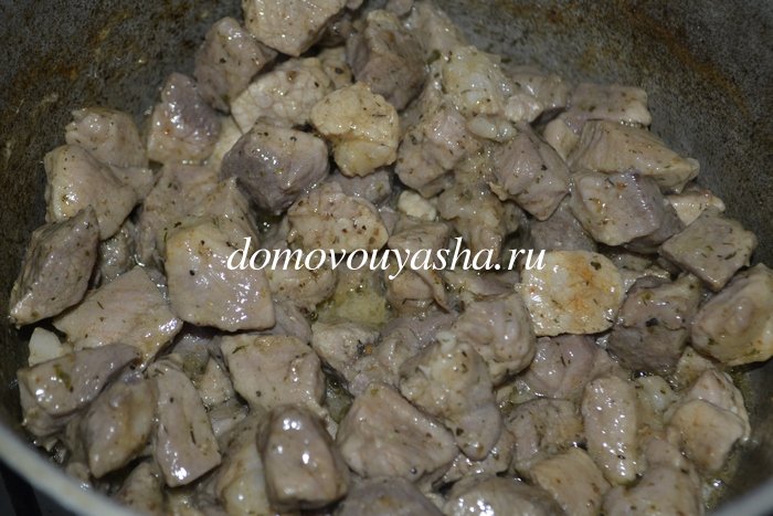 Гуляш из свинины с томатной подливой