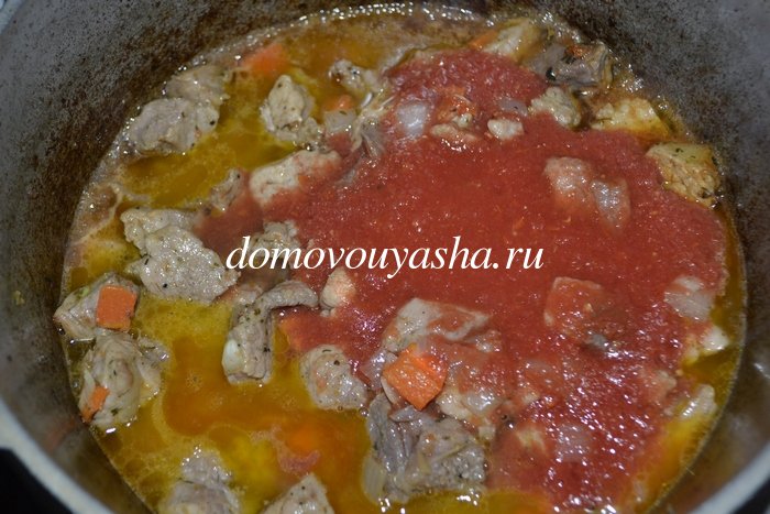 Гуляш из свинины с томатной подливой