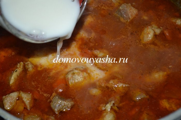 Гуляш из свинины с томатной подливой