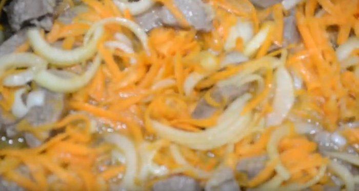 Гуляш из свинины с подливкой как в детском саду