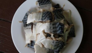 скумбрию нарезать кусочками