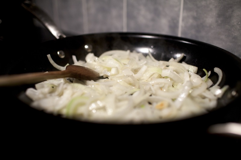  жареные куриные бедра на сковороде