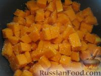 Фото приготовления рецепта: Каша рисовая с тыквой на молоке (в мультиварке) - шаг №3