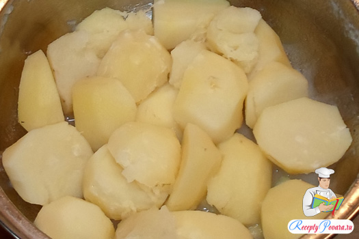 Отвариваем картофель