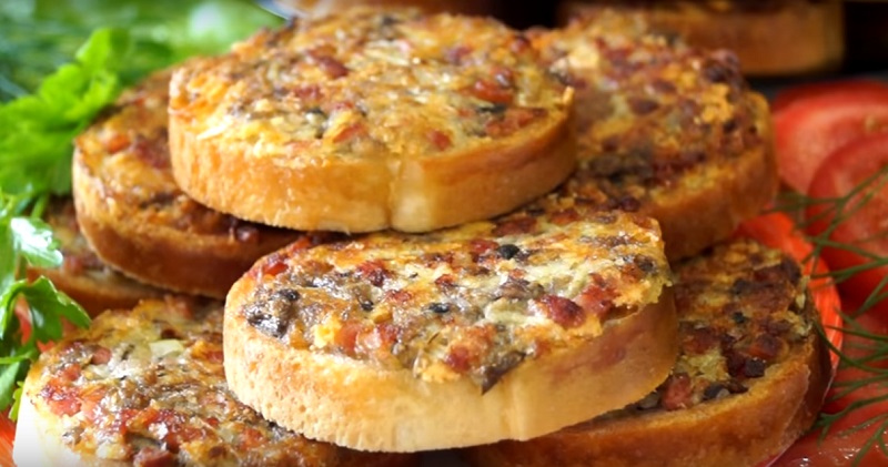 горячие бутерброды с грибами и сыром
