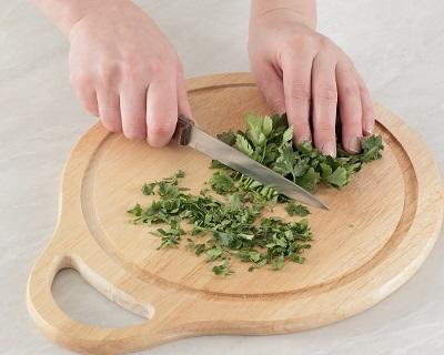 Шаг 5. Мелко нарезать зелень и посыпать готовые шашлычки Шаг 5. Мелко нарезать зелень и посыпать готовые шашлычки