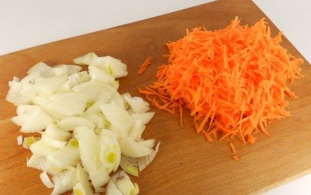 нарезать овощи