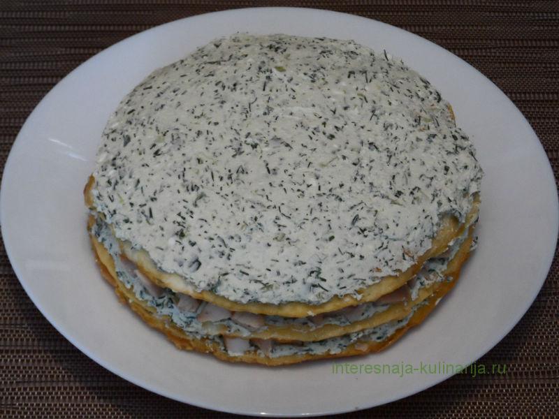 Белковый торт с куриной грудкой приготовлен