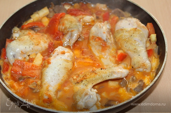 Добавить бульон, вино, посолить, поперчить по вкусу. Приправить орегано. Тушить 30 — 40 минут.