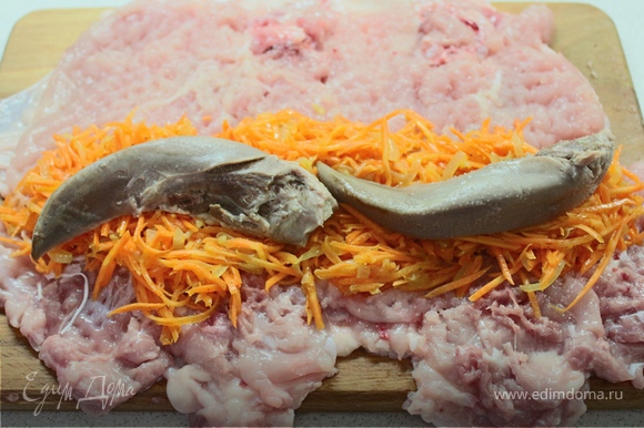 На тушку курицы уложите морковь по-корейски, затем языки.