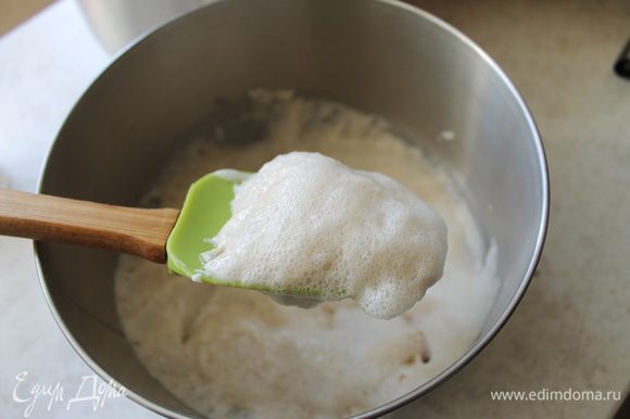 Раскрошите дрожжи, добавьте две чайные ложки сахара и столовую ложку муки, влейте немного теплой воды и оставьте в теплом месте. Когда дрожжи оживут и поднимутся пенистой шапкой, можно замешивать опару.