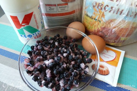 Подготовим продукты для блинчиков. Черника у меня замороженная (наша, северная). Блинчики я старалась приготовить максимально полезными, поэтому я взяла два вида муки — пшеничную и овсяную.