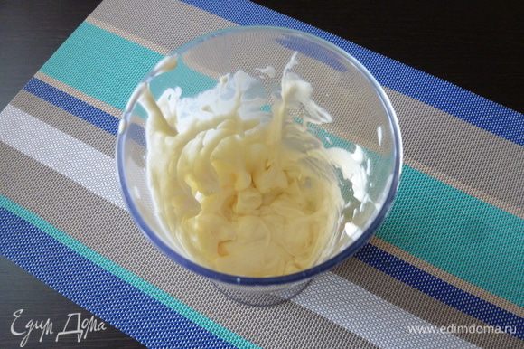Взобьем сливки с сахарной пудрой и щепоткой соли. Затем аккуратно лопаткой вмешиваем маскарпоне. Крем готов! Можно дать ему немного охладится в холодильнике.