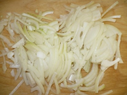Полукольцами нарезать лук