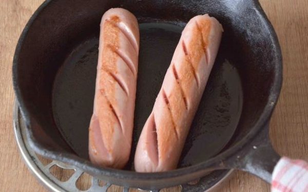 обжарить сосиски