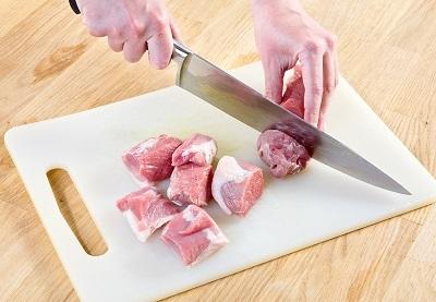 Шаг 1. Баранину нарежьте крупными кубиками