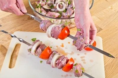 Шаг 3. Куски шашлыка нанижите на шампуры