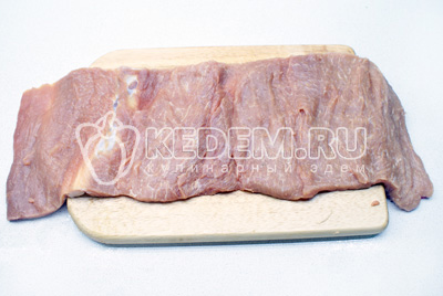 Аккуратно разрезать по окружности, в результате получится пласт мяса. Натереть его солью и перцем
